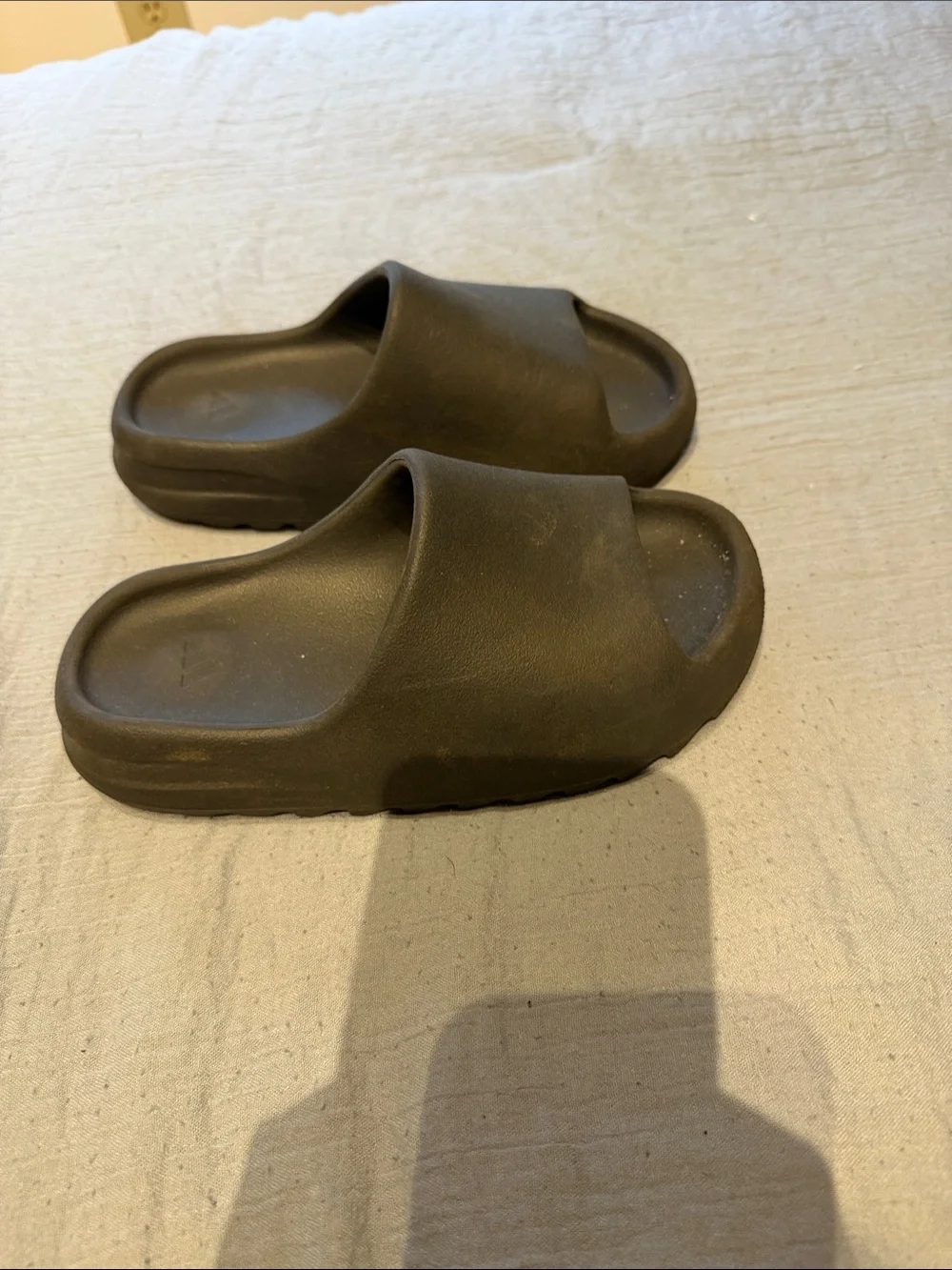 Yeezy slides Youth